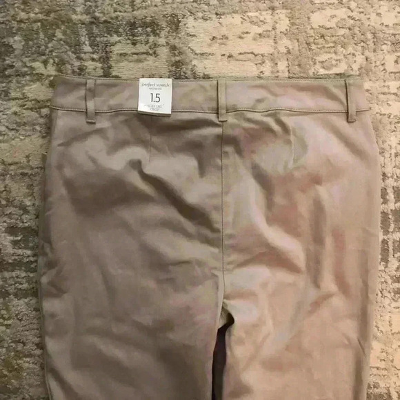 Chicos NWT With Flaw size 1.5 (10) Beige Slim Leg Crop Stretch Pants Flat Front - Picture 8 of 9